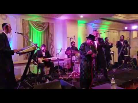 King live duet with Sruly green doing Vehuvtu From Meilich Kohn