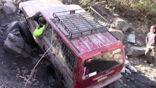 preview picture of video 'Jeep XJ Rock Climbing Gets Up on 3 Tires'