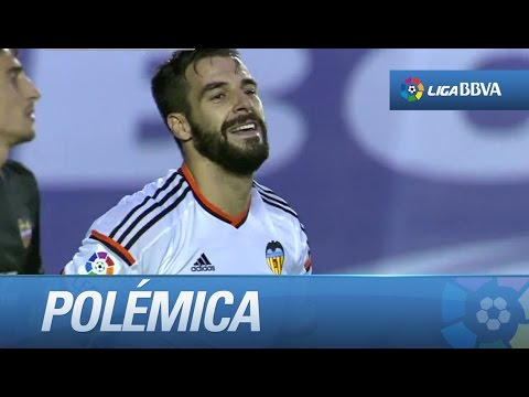 Polémica: posible penalti de Vyntra sobre Negredo