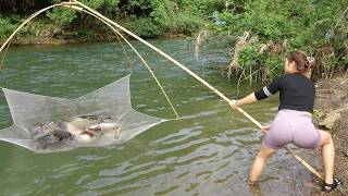 Most Interesting Fishing Technique, Uses Traditional Fishing Techniques to Catch Giant Carp in River