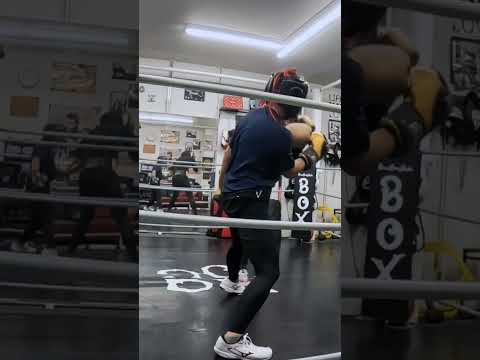 32歳(紺T)VS44歳トレーナー(黒T)のスパーリング2R目