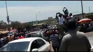 Kokompe traders and  residents boo  Prez Mahama and his convoy