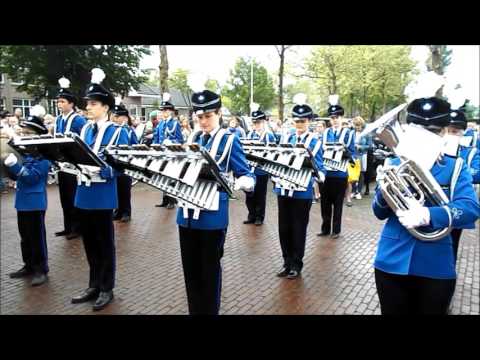 Wandelvierdaagse 2017 dag 5 marcheren achter muziek Prinses Margriet