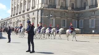 Llegamos al Relevo Solemne en el Palacio de Madrid (Cambio de guardia)
