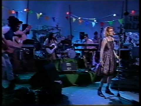 Fairground Attraction LIVE - "Walkin' After Midnight" - '88
