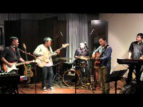 Sandhy Sondoro ft Barry Likumahuwa - Malam Biru @ Mostly Jazz 16/09/12 [HD]