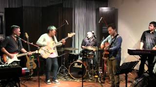 Sandhy Sondoro ft Barry Likumahuwa - Malam Biru @ Mostly Jazz 16/09/12 [HD]