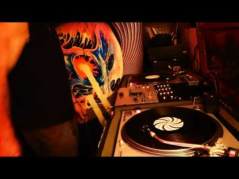 DrGiggles Bleep techno and early 1991 techno rave mix #22 Live Vinyl DJ mix turntables bleeps video