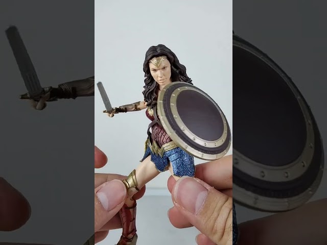 Vídeo relacionado con MINIX Bandai Figura de colección 12cm - DC - Wonder Woman - Coleccionables para Exhibición - Idea de Regalo - Juguetes para Niños Y Adultos - Fans De DC (MN21161)