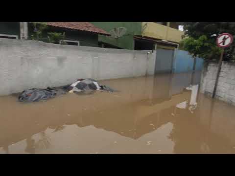 Enchente invade casa em São Lourenço da Serra