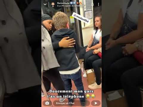 Petit garçon pleure dans le métro
