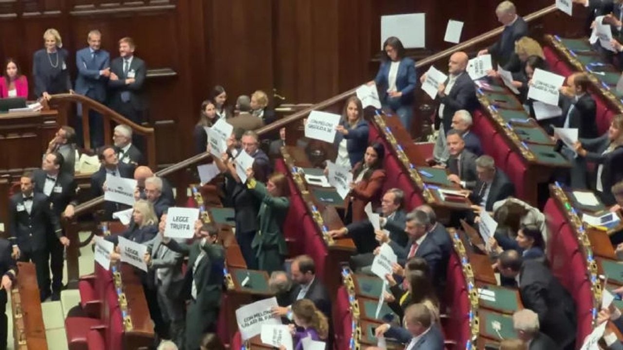 "No all'imbroglio, Legge Truffa", cartelli di protesta opposizioni dopo voto su Riforma elettorale