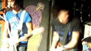 Pierce The Veil - Currents Convulsive / Bleeding Love LIVE