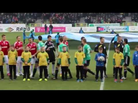 Zawodnicy Orła Piątkowisko 2003 wyprowadzają piłkarzy Wisły Kraków