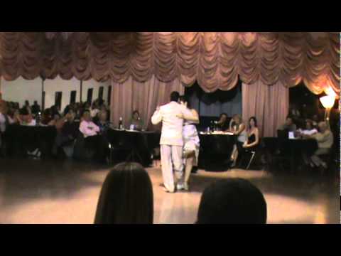  Ayelén Maldonado  and  Martin Luna  are  dancing  to  the  tango  "  Buscandote  "