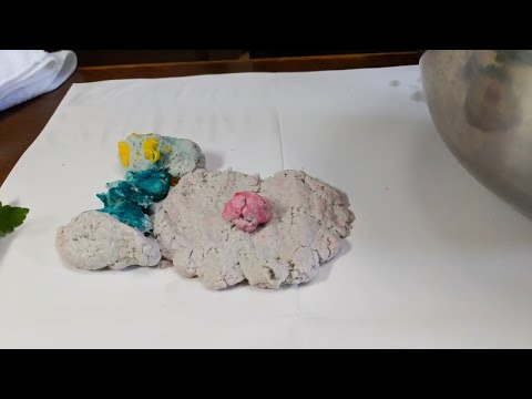 京都文教短期大学 幼児教育学科　保育のための造形　授業テーマ／身近な素材で遊ぶ（トイレットペーパー粘土）「③色々な楽しみ方を考える」