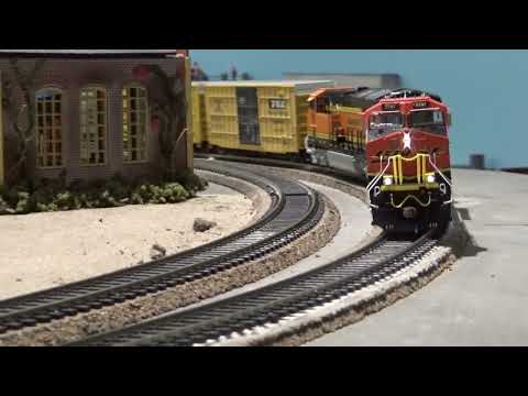 Lots of visitors & trains:  #hoscaletrains #modelrails #modeltrainmuseum