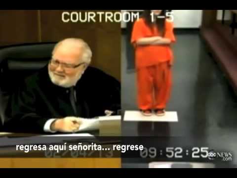 MUJER SE BURLA DEL JUEZ Y LA CONDENA A 30 DIAS DE PRISION SUBTITULOS