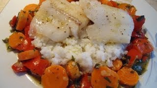 Ryba na parze z marchewką, papryką i ryżem