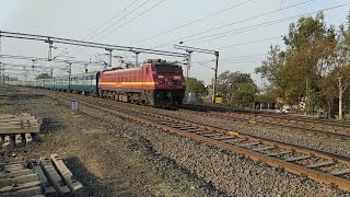 preview picture of video 'KARNATAKA SUPERFAST EXPRESS WITH TKD WAP7 & SAMTA EXPRESS with Offlink LALAGUDA WAP4'