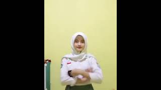 Download lagu semangat goyang bareng hijaber pagi seragam ketat dan cantik molek sexy mp3