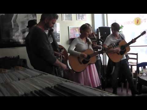 In silence - Angelina Darland & The Moonshine Brothers @ Dirty Records (6)