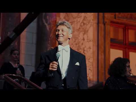 Helmut Lotti surprises Antwerp Station with epic Habanera Flashmob