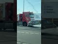 Krass! Ein LKW schiebt in Erfurt ein Auto vor sich her und merkt es nicht!