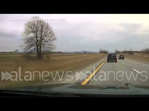 Stati Uniti, una sedia sbalza da un camioncino e finisce su un'auto della polizia