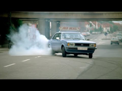 Olsen-banden deruda' (1977) - Yvonnes biljagt med kørelæreren og Kjeld og Benny på bagsædet (del 1)