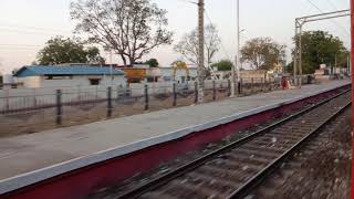preview picture of video 'Train no 12336 LTT BGP Bhagalpur exp. full speed skipping khirkia'