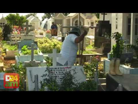 Sujeira no Cemitério após o enterro de Wallace Souza