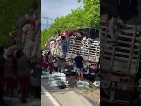 Camión saqueado en Zambrano Bolívar vía a Plato, roban toda la mercancía #shorts