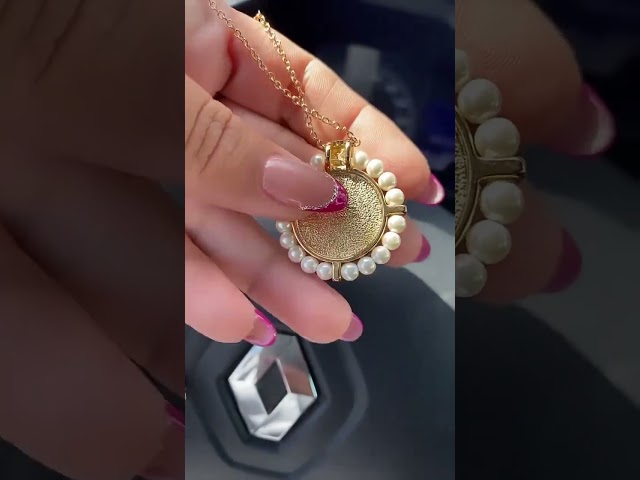 Vídeo relacionado con Medalla Virgen de Guadalupe. Colgantes Religiosos Chapados en Plata 12 micras, Protección y Suerte + Bolsa de Yute Artesanal Hechas a Mano. Fabricado en Córdoba - España (VIRGEN DE GUADALUPE)