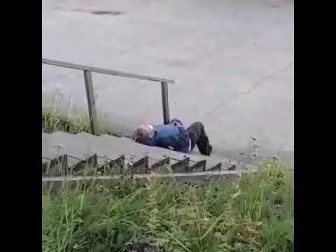 Очевидцы: В Алдане мужчина скончался на крыльце медицинского учреждения