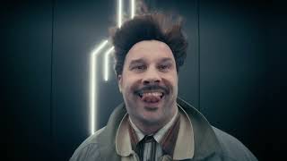 Das Video zu 'ELEVATOR OPERATOR' (jetzt ansehen)