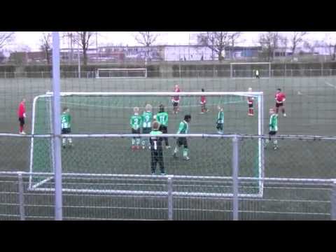 Jonge ventjes uitzinnig van blijdschap na doelpunt