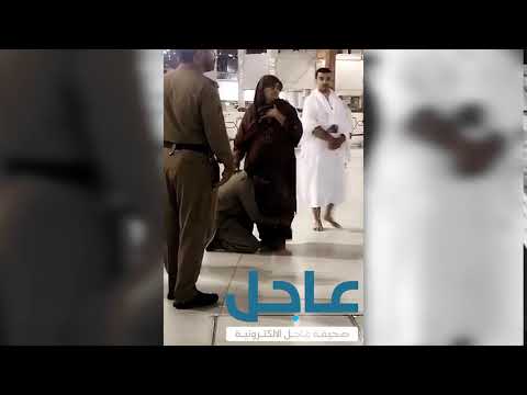 بالفيديو شاب بار يُدلّك قدم أمه المتعبة بجوار الكعبة حتى تتم الطواف