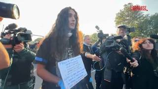 Corteo Milano, lo studente alle forze dell'ordine in tangenziale: «Perché non vi schierate con noi?»