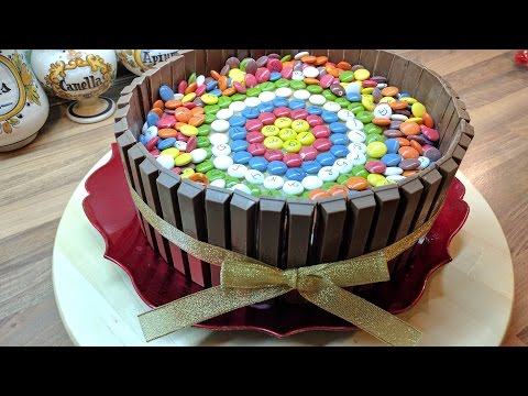 Tarta de KitKat y Lacasitos – con 3 capas de relleno de dulce de leche