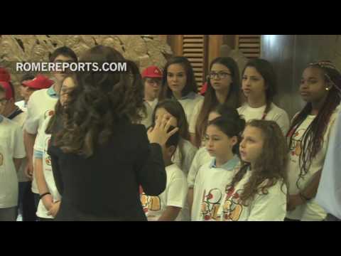 El Papa, conmovido por dibujos de niños con emigrantes que escapan del mar