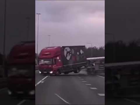 Переворот фуры https://l.skbx.pro/JuY2Ku