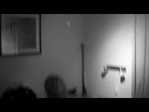 Rikke støvsuger taket