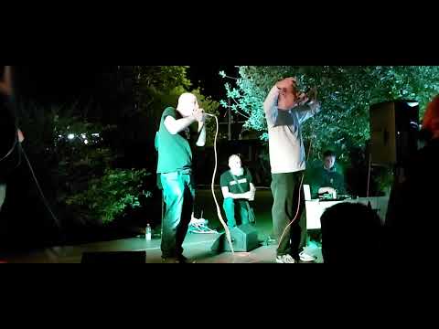 Gli Assalti Frontali cantano IL LAGO CHE COMBATTE al concerto di Ferrara