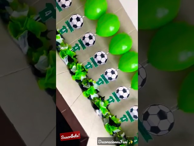 Vídeo relacionado con Decoraciones de fiesta de fútbol para 20 invitados, incluye estandarte de fútbol, platos de papel, servilletas, tazas, manteles para el evento de fútbol de la fiesta de cumpleaños del fútbol masculino