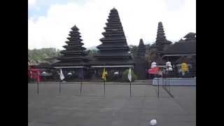 preview picture of video 'Inner courtyard at Pura Besakih'