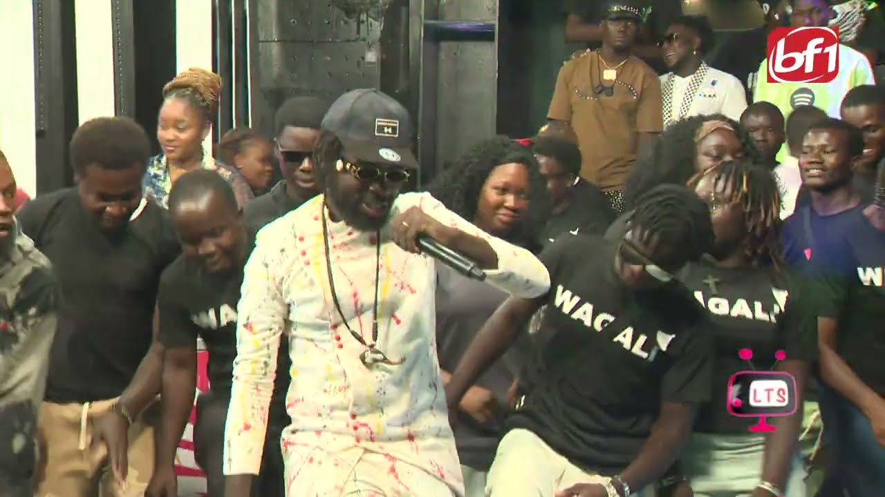 Télé S'amuz : Kindiss l'héritier du Binon met l'ambiance avec le public  sur le plateau #wagali