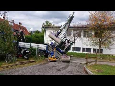 Bagger auf Kipper aufladen