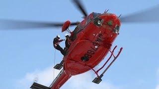 preview picture of video '[Helicopter Rescue Demo] 消防防災ヘリコプター「とやま」 救助訓練展示（ロープ降下・ホイスト吊り上げ） 2014.2.16'