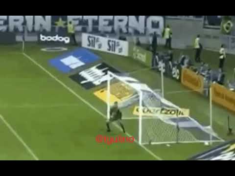 Vitor Tomando Gol de Costas em Clássico CAMxCRU